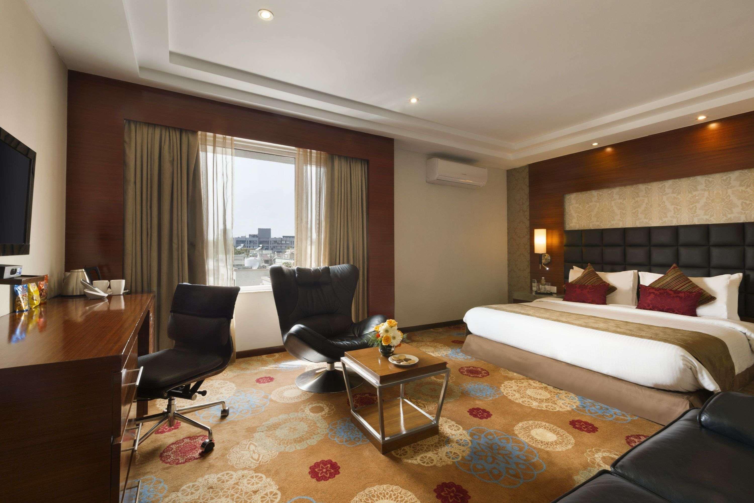 Ramada Ahmedabad Hotel Exterior foto