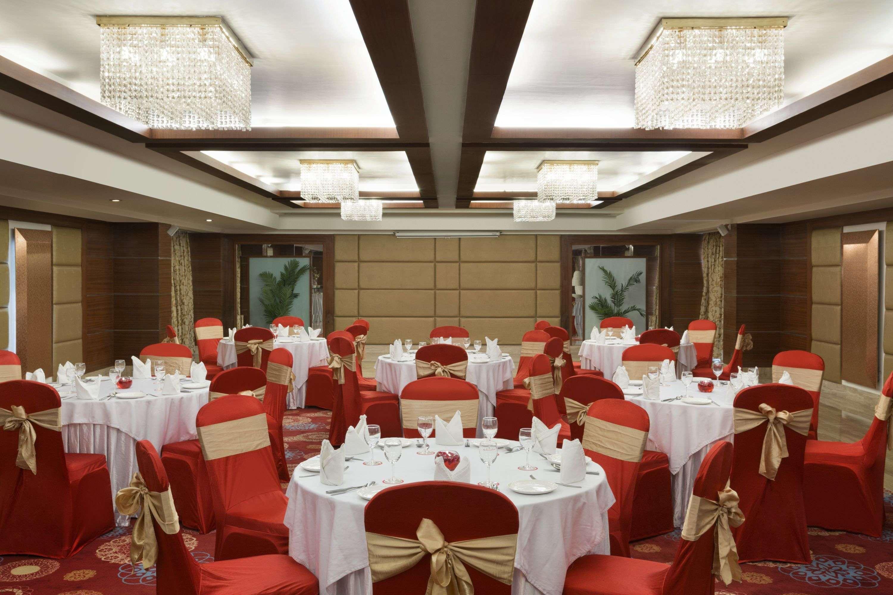Ramada Ahmedabad Hotel Exterior foto