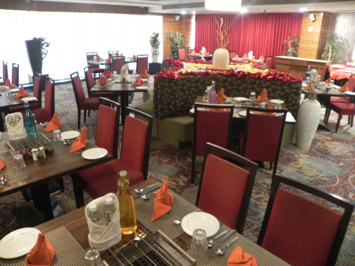 Ramada Ahmedabad Hotel Exterior foto