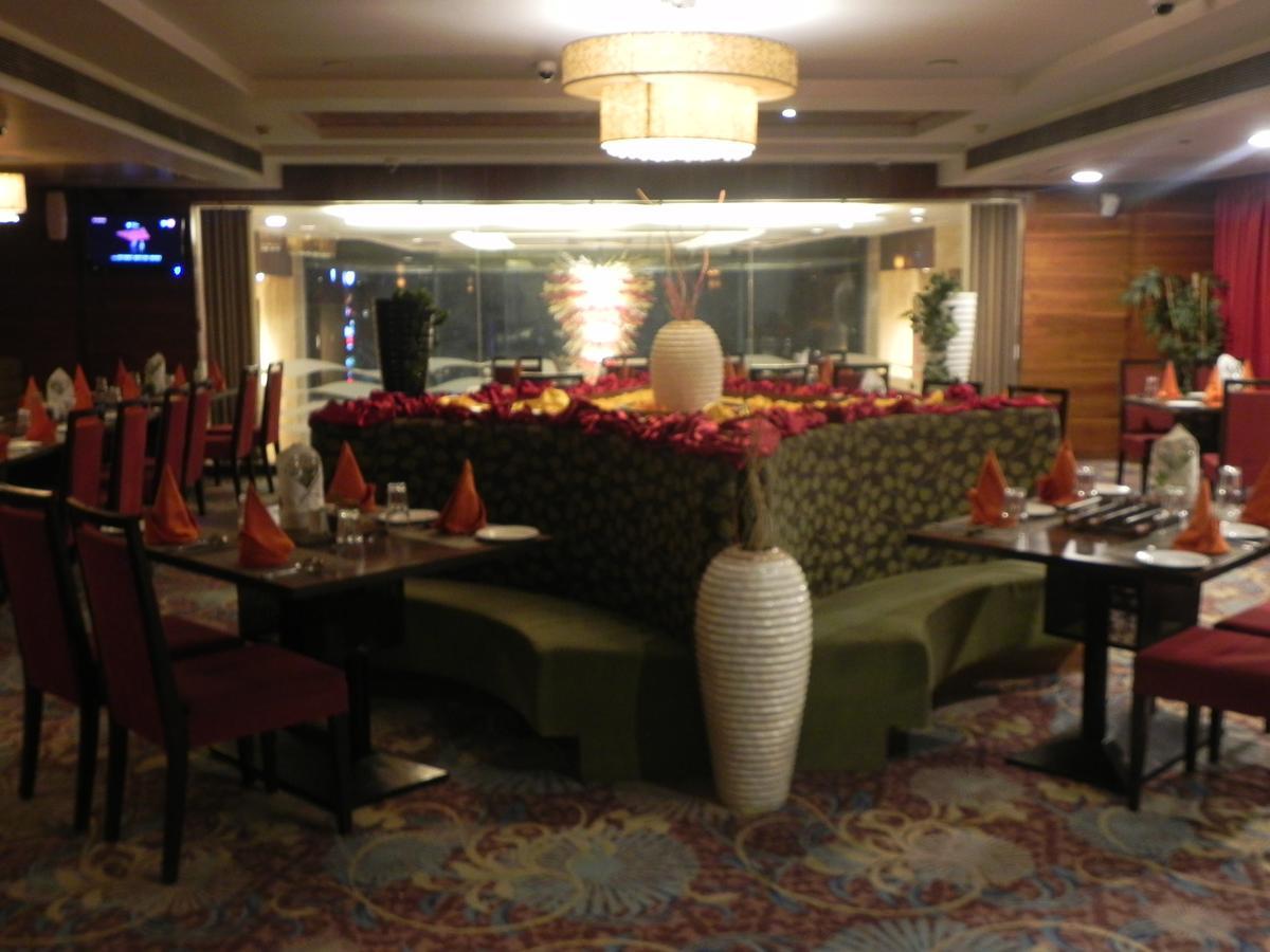 Ramada Ahmedabad Hotel Exterior foto