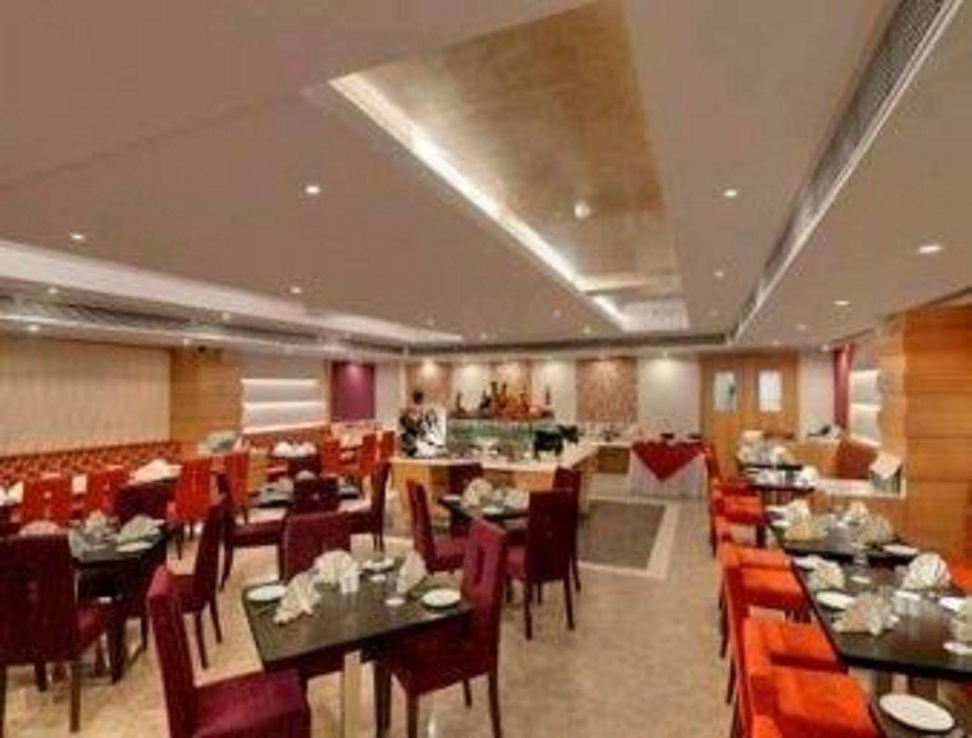 Ramada Ahmedabad Hotel Restaurant foto