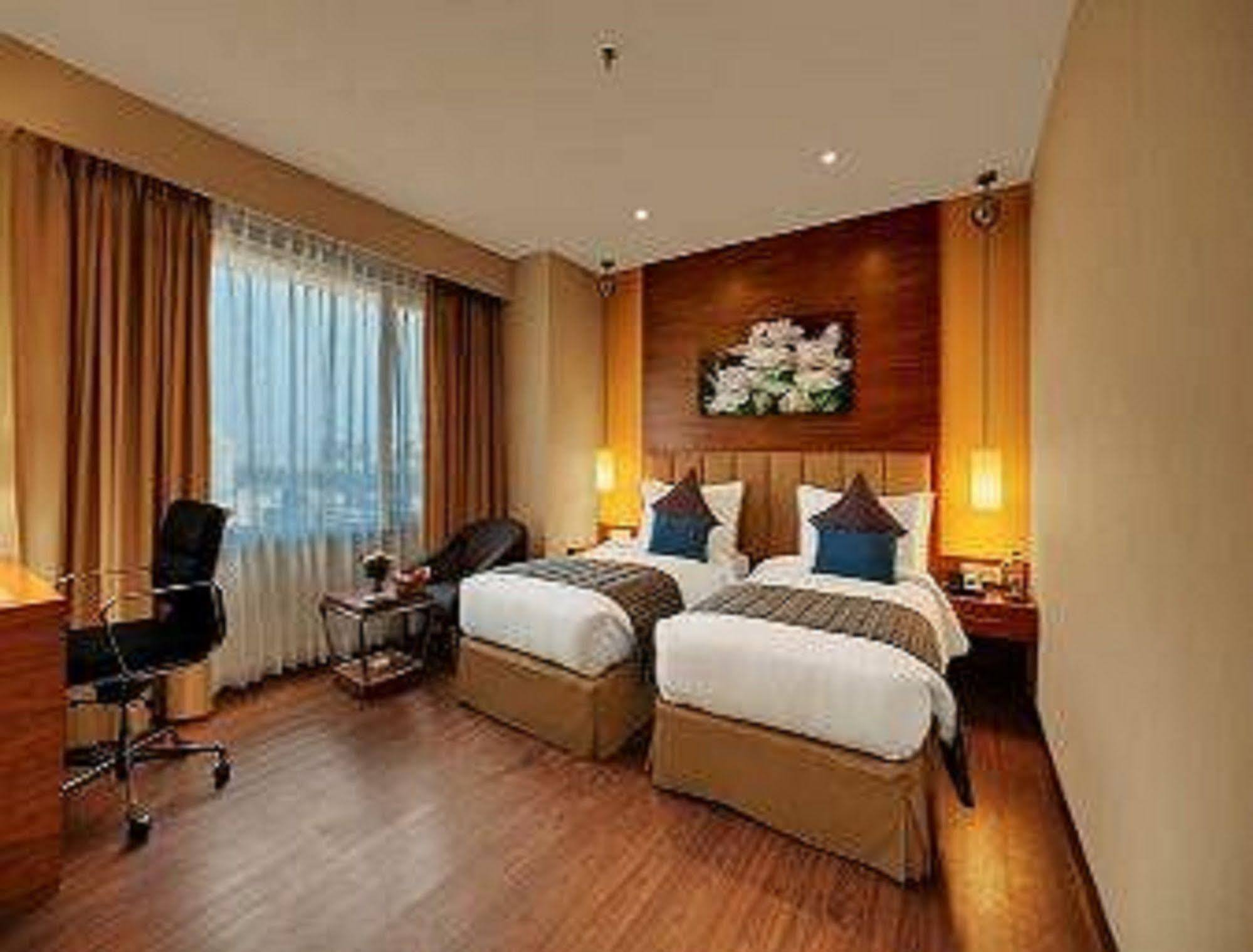 Ramada Ahmedabad Hotel Exterior foto