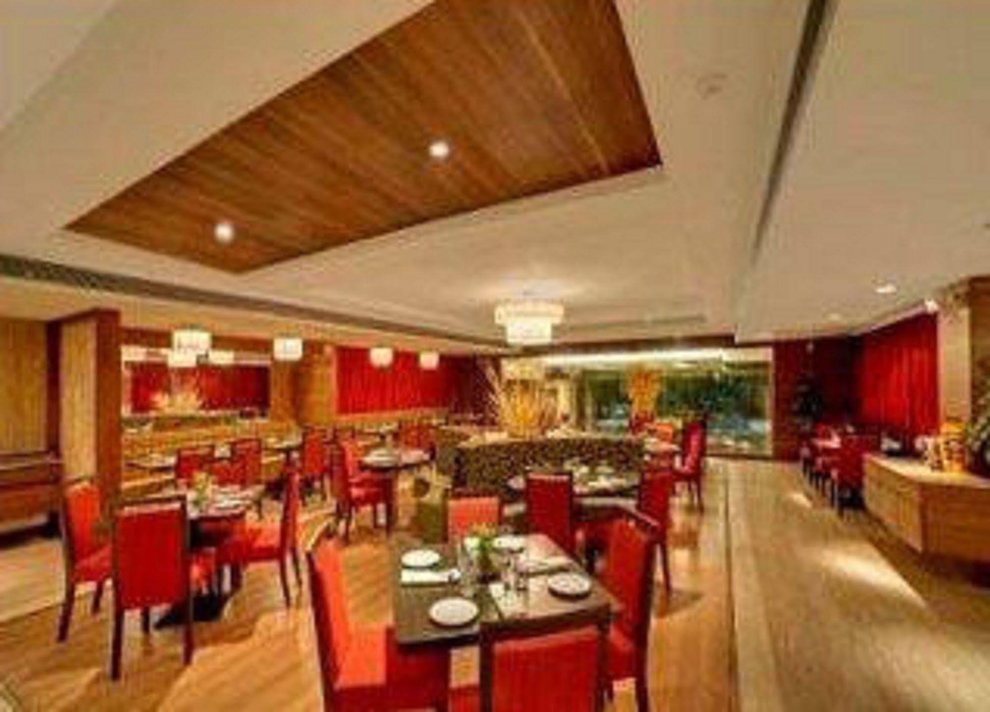 Ramada Ahmedabad Hotel Exterior foto