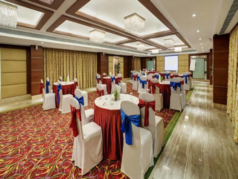 Ramada Ahmedabad Hotel Exterior foto