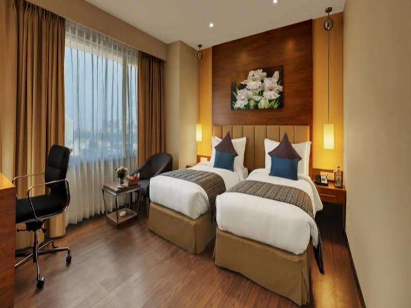 Ramada Ahmedabad Hotel Exterior foto