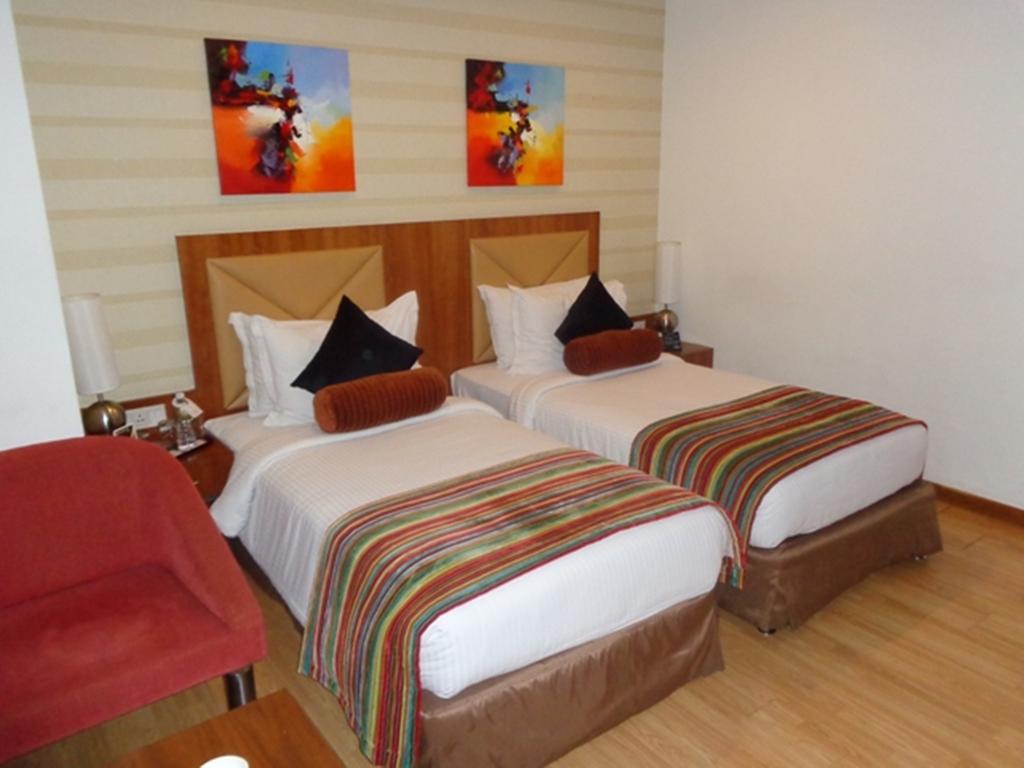 Ramada Ahmedabad Hotel Exterior foto
