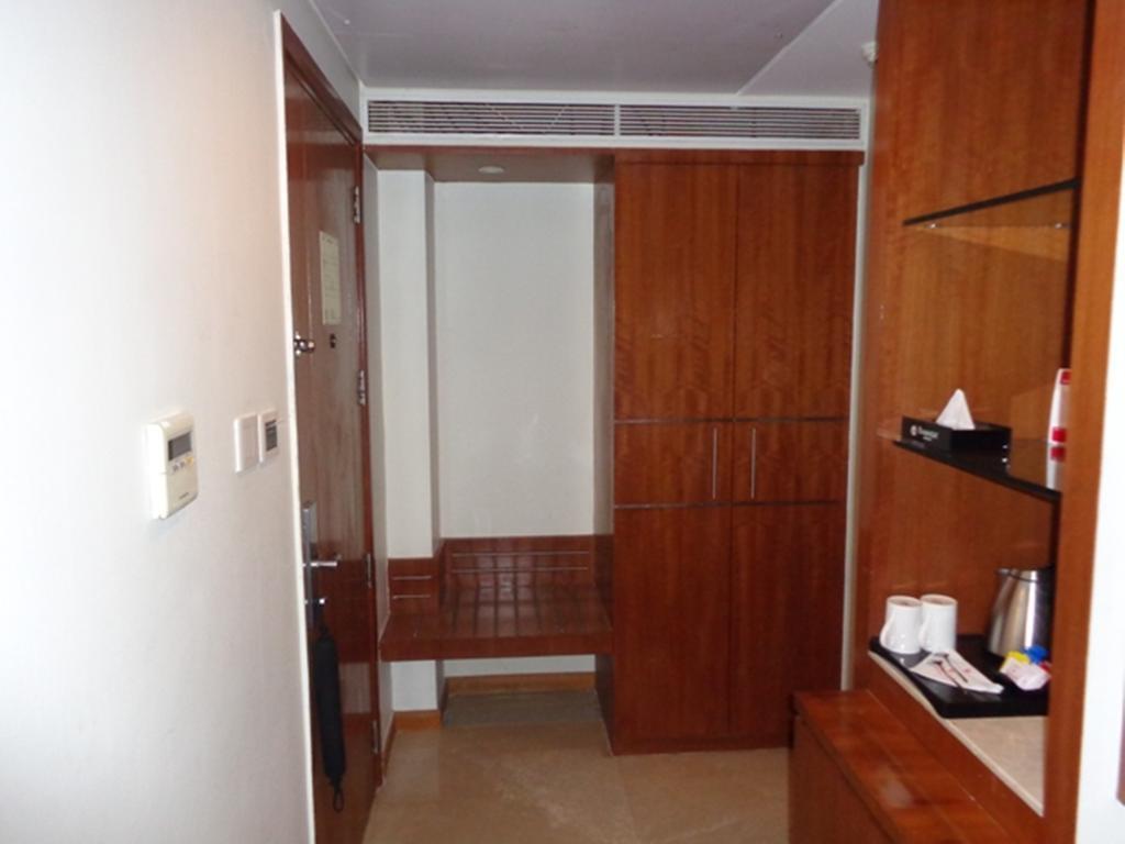Ramada Ahmedabad Hotel Exterior foto