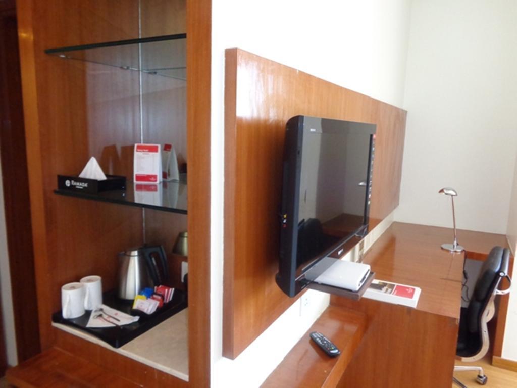 Ramada Ahmedabad Hotel Exterior foto