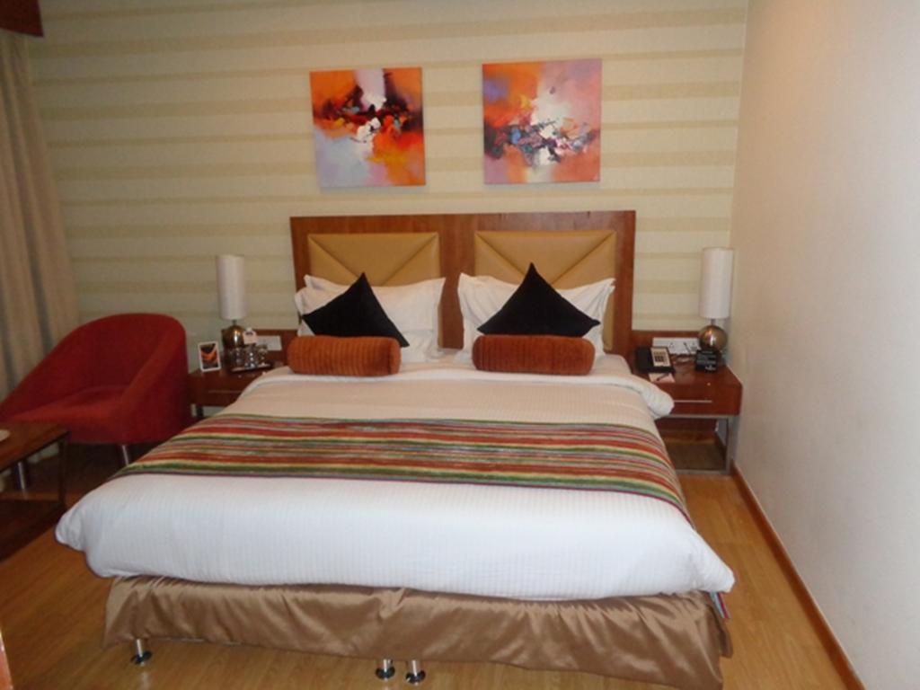 Ramada Ahmedabad Hotel Exterior foto