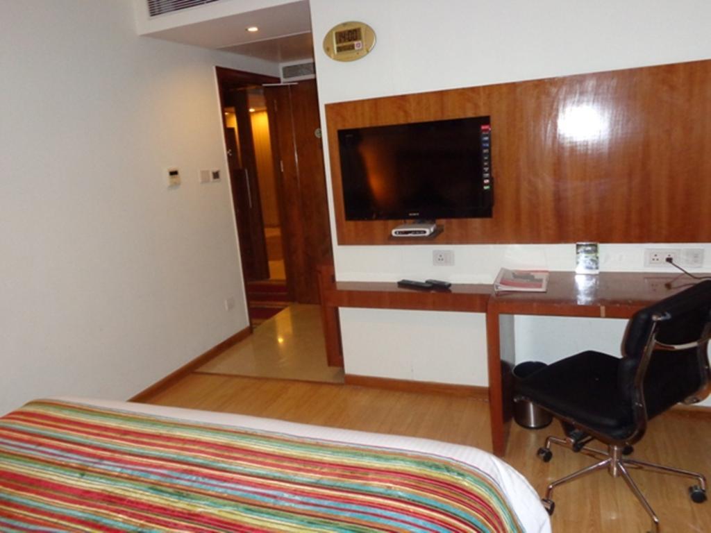 Ramada Ahmedabad Hotel Exterior foto
