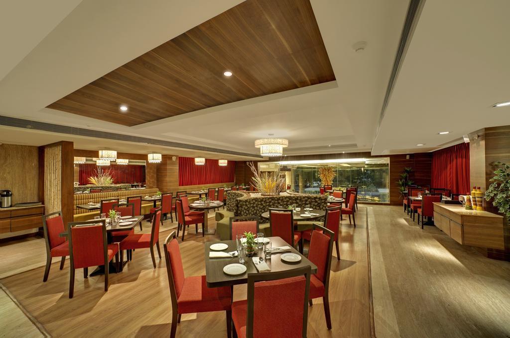 Ramada Ahmedabad Hotel Restaurant foto