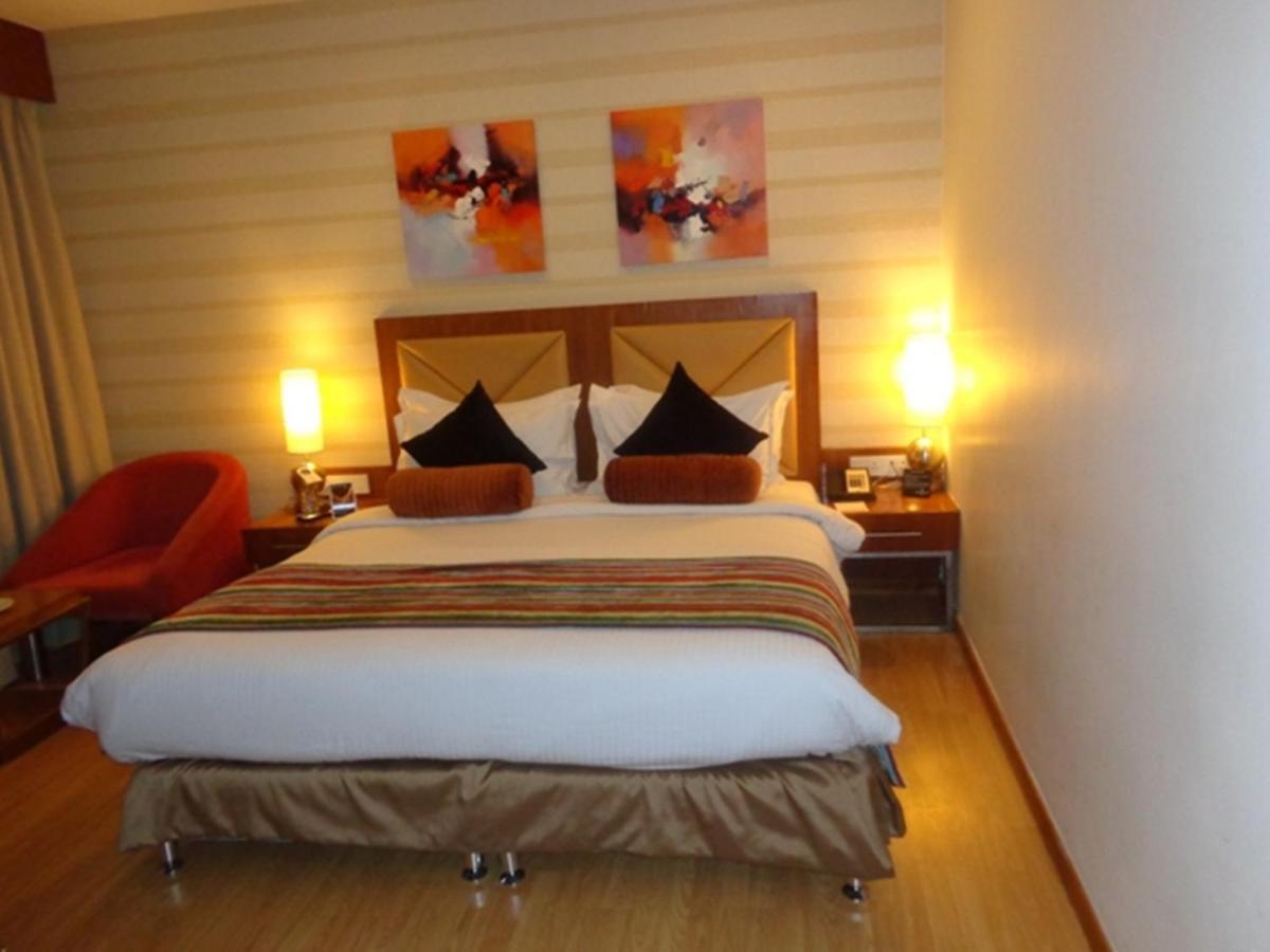 Ramada Ahmedabad Hotel Exterior foto